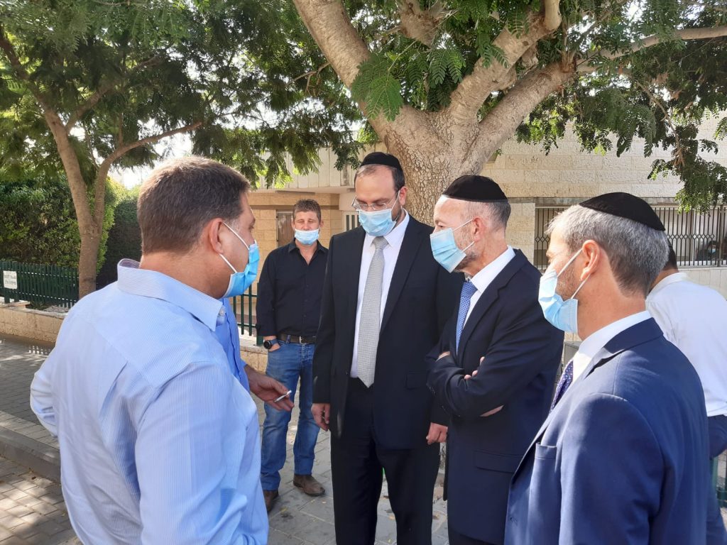 צפו • כך נהפכה העיר לירוקה: שר החוץ גבי אשכנזי הגיע לביקור בקריית יערים