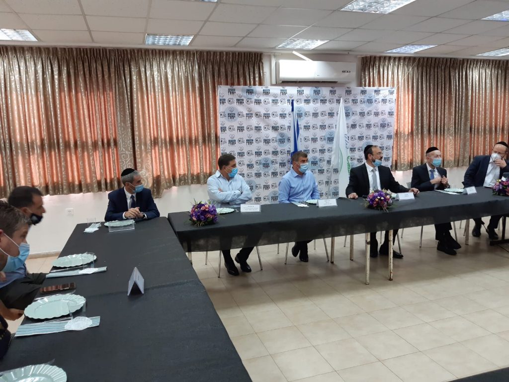 צפו • כך נהפכה העיר לירוקה: שר החוץ גבי אשכנזי הגיע לביקור בקריית יערים