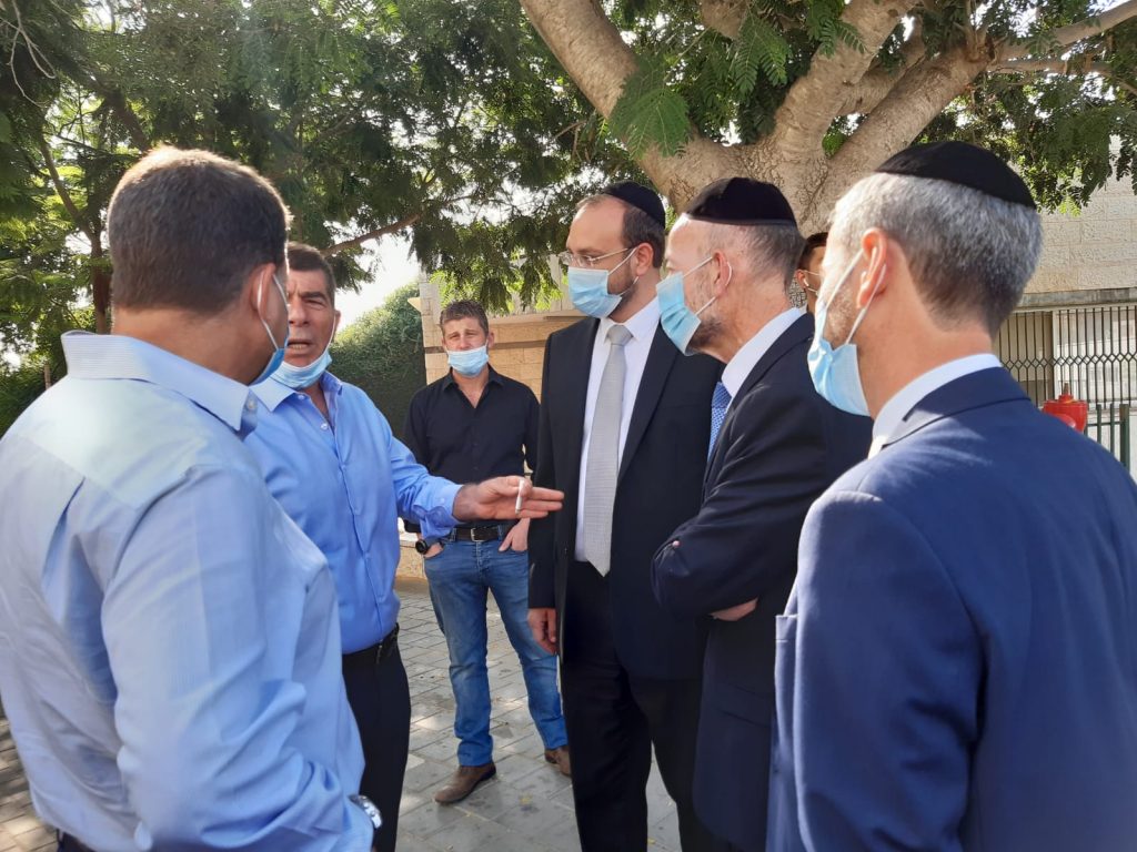 צפו • כך נהפכה העיר לירוקה: שר החוץ גבי אשכנזי הגיע לביקור בקריית יערים