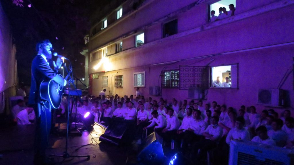 צפו: ביסודות התורה שרים ומתרגשים למרות הסגר