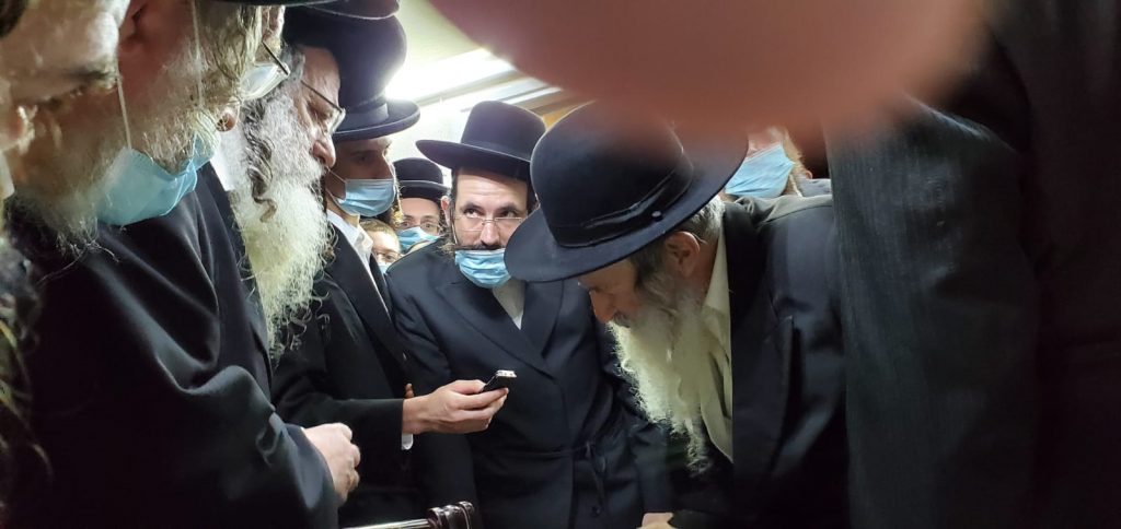 צפו: הגר"ש אלתר בבית האדמו"ר מאמשינוב