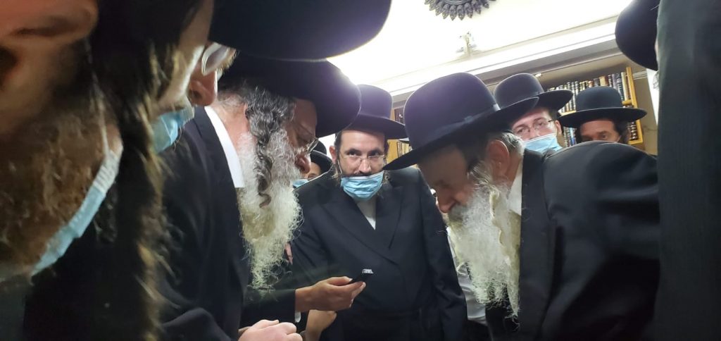 צפו: הגר"ש אלתר בבית האדמו"ר מאמשינוב