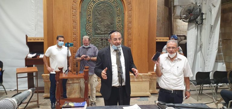 שר הדתות ביקר הלילה במערת המכפלה בחברון