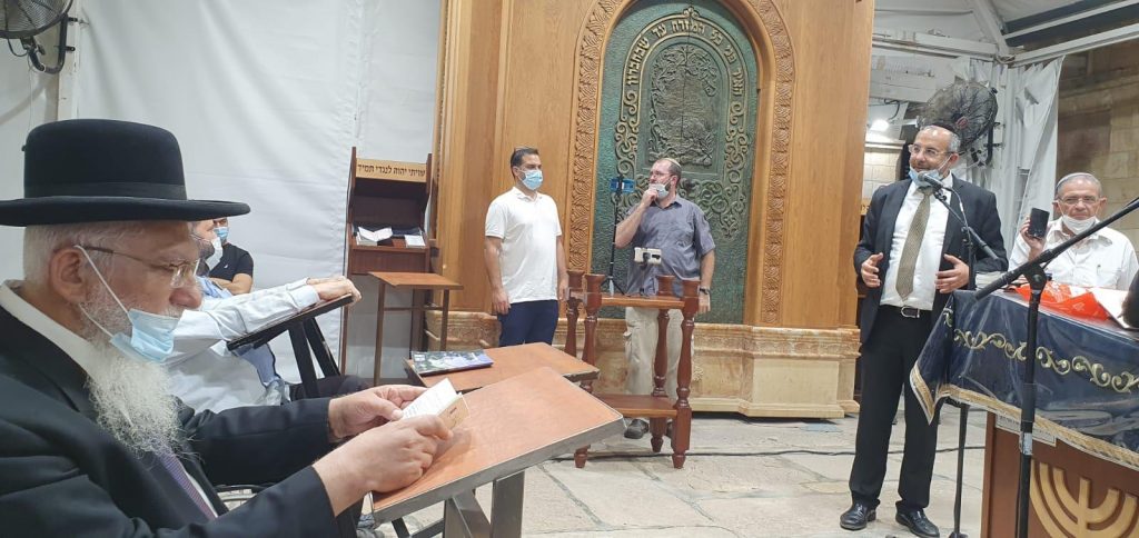 שר הדתות ביקר הלילה במערת המכפלה בחברון שר הדתות ביקר הלילה במערת המכפלה בחברון