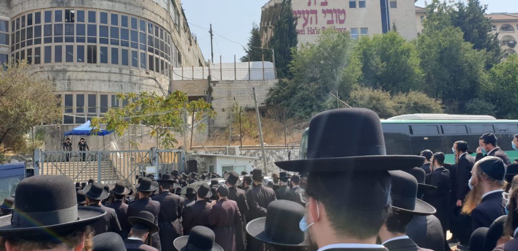 צפו: הלווית הבחור ארי פסח ז"ל, אחיינו של האדמו"ר מגור