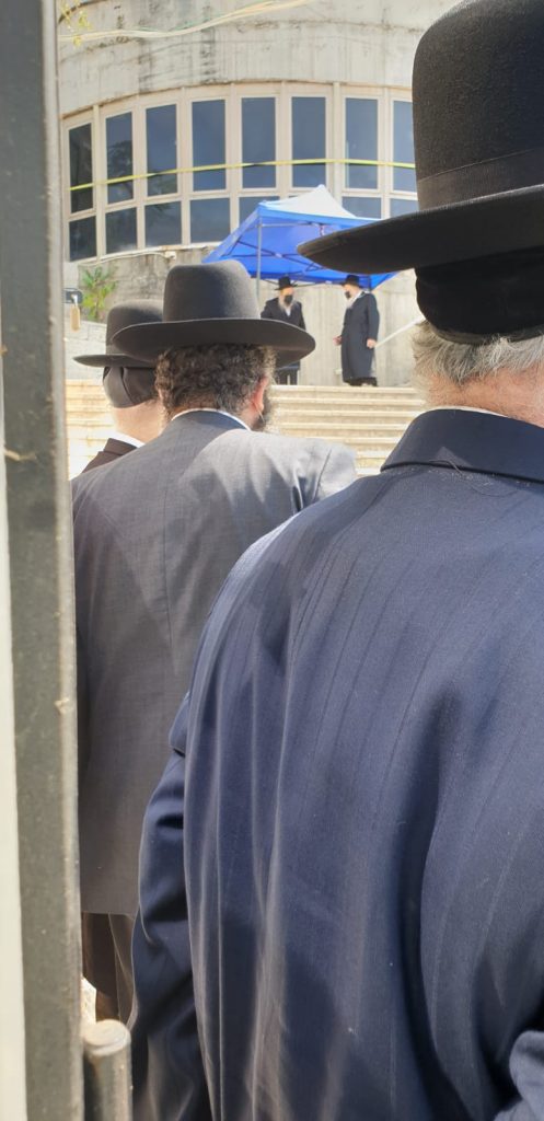 צפו: הלווית הבחור ארי פסח ז"ל, אחיינו של האדמו"ר מגור