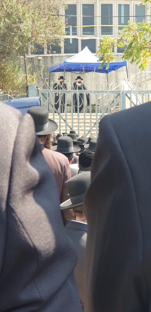 צפו: הלווית הבחור ארי פסח ז"ל, אחיינו של האדמו"ר מגור