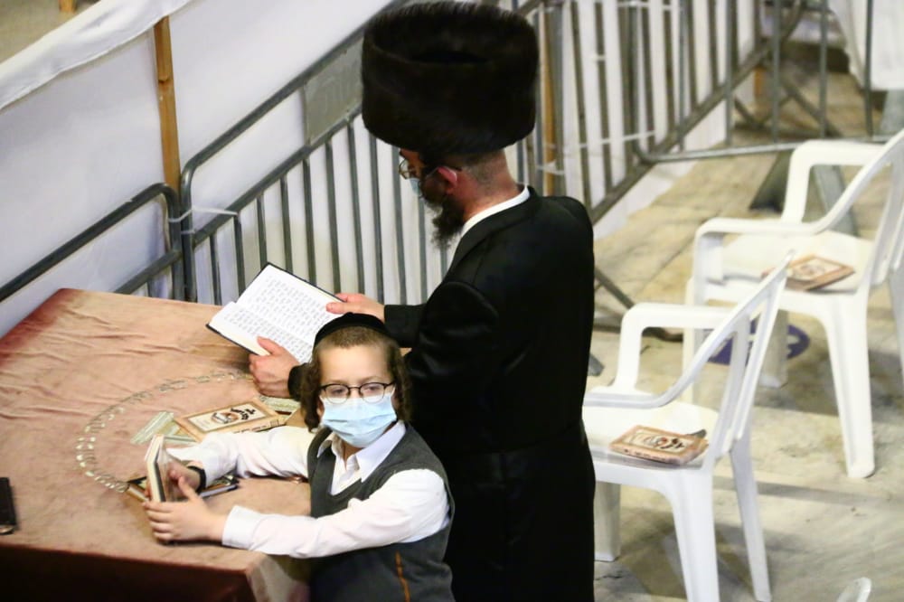 תיעוד: אמירת סליחות ראשונות ברחבת הכותל המערבי