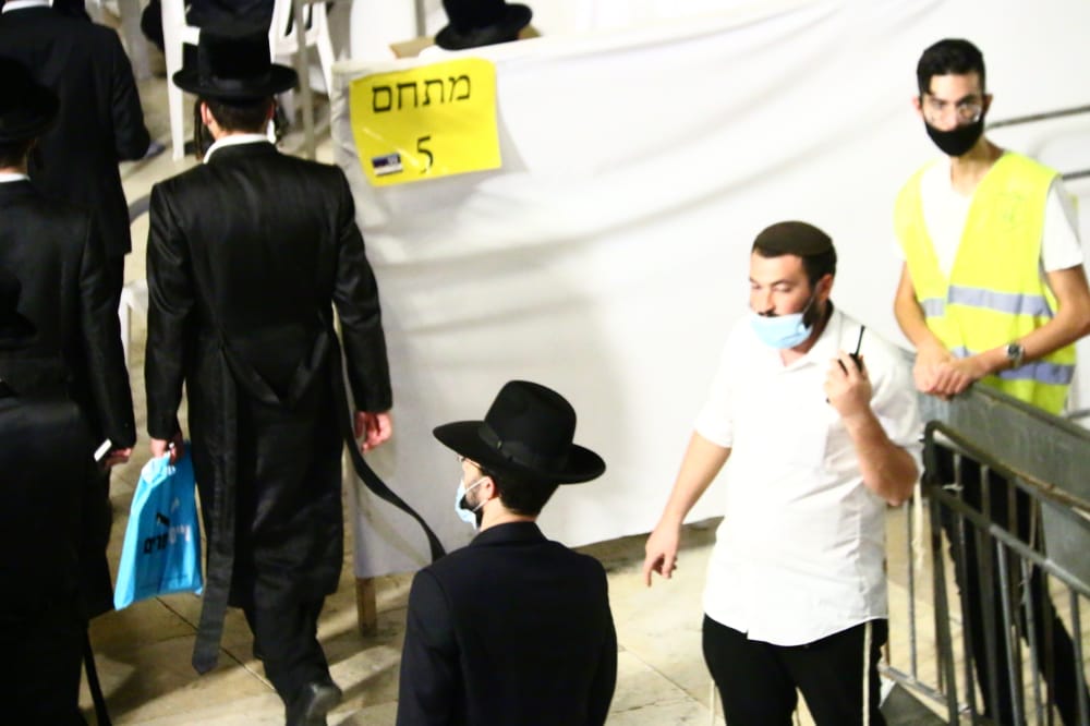 תיעוד: אמירת סליחות ראשונות ברחבת הכותל המערבי