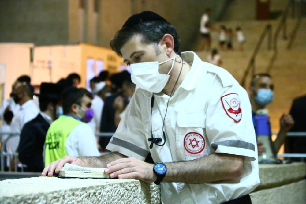 תיעוד: אמירת סליחות ראשונות ברחבת הכותל המערבי