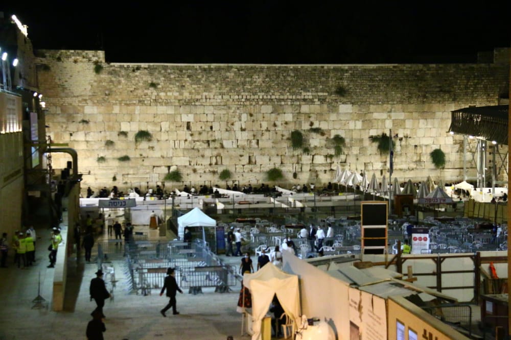 תיעוד: אמירת סליחות ראשונות ברחבת הכותל המערבי