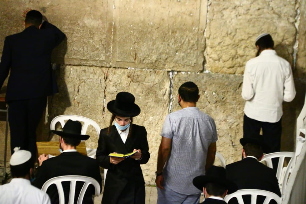 תיעוד: אמירת סליחות ראשונות ברחבת הכותל המערבי