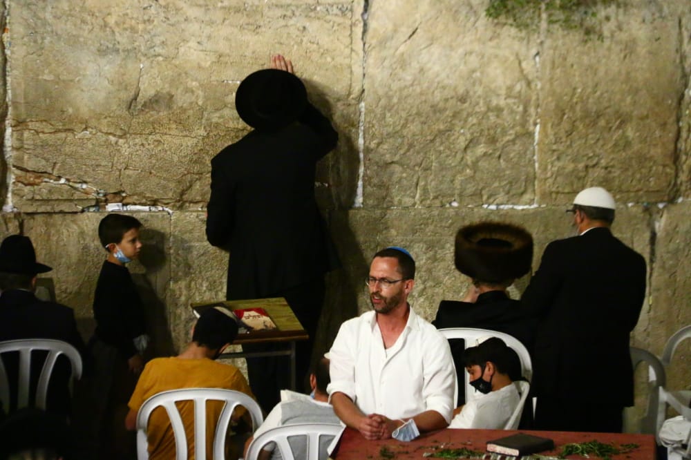 תיעוד: אמירת סליחות ראשונות ברחבת הכותל המערבי