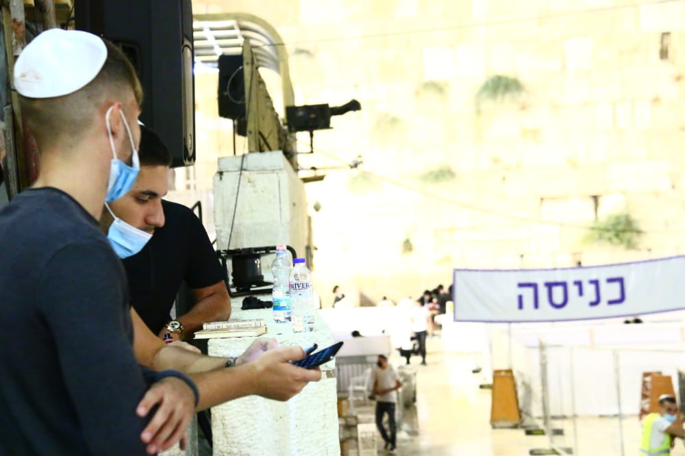 תיעוד: אמירת סליחות ראשונות ברחבת הכותל המערבי