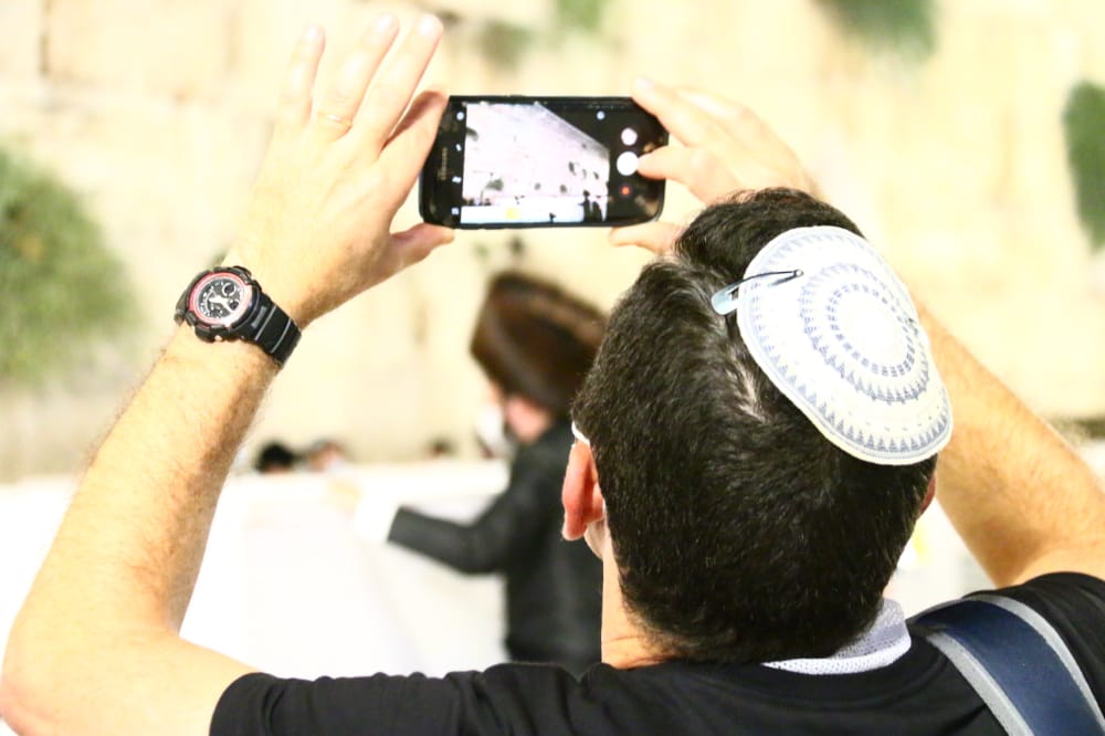 תיעוד: אמירת סליחות ראשונות ברחבת הכותל המערבי