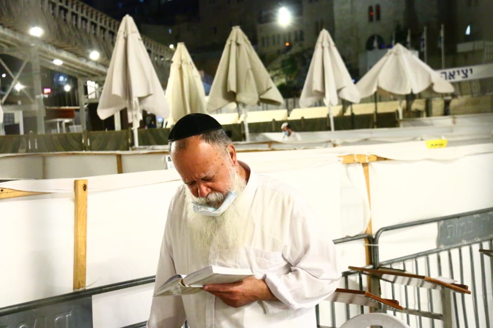 תיעוד: אמירת סליחות ראשונות ברחבת הכותל המערבי