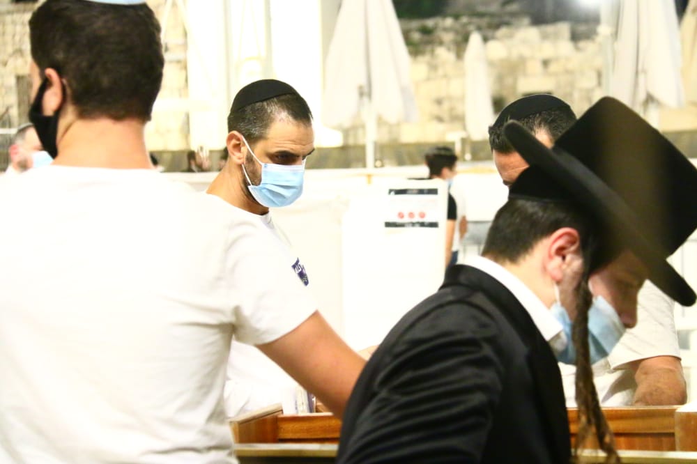 תיעוד: אמירת סליחות ראשונות ברחבת הכותל המערבי