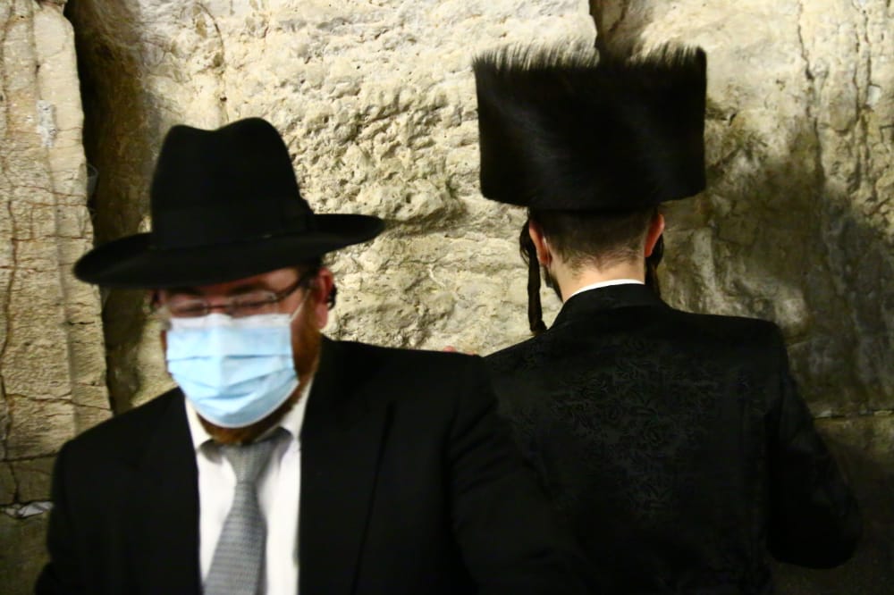 תיעוד: אמירת סליחות ראשונות ברחבת הכותל המערבי