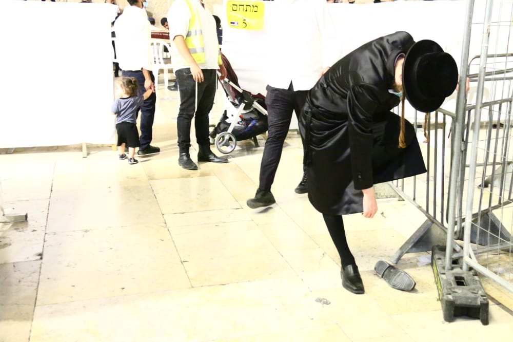 תיעוד: אמירת סליחות ראשונות ברחבת הכותל המערבי