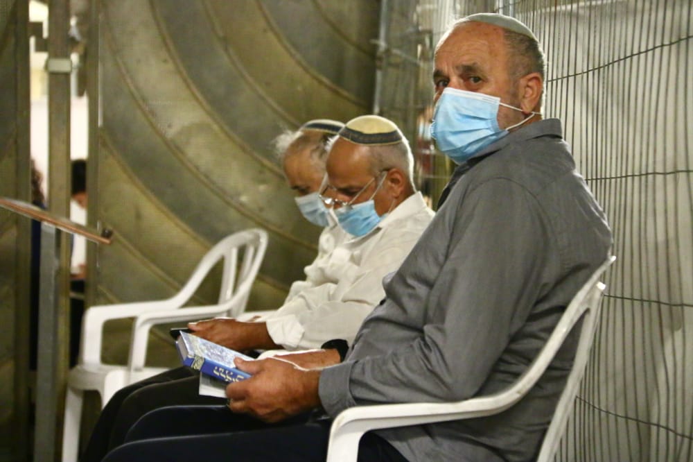 תיעוד: אמירת סליחות ראשונות ברחבת הכותל המערבי