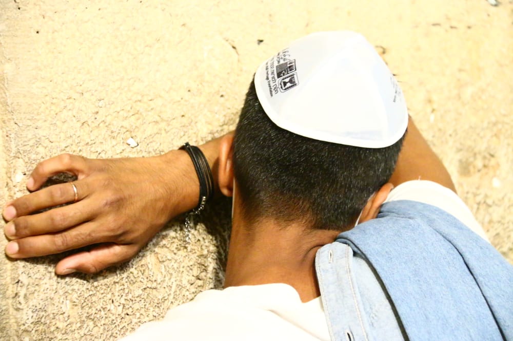 תיעוד: אמירת סליחות ראשונות ברחבת הכותל המערבי