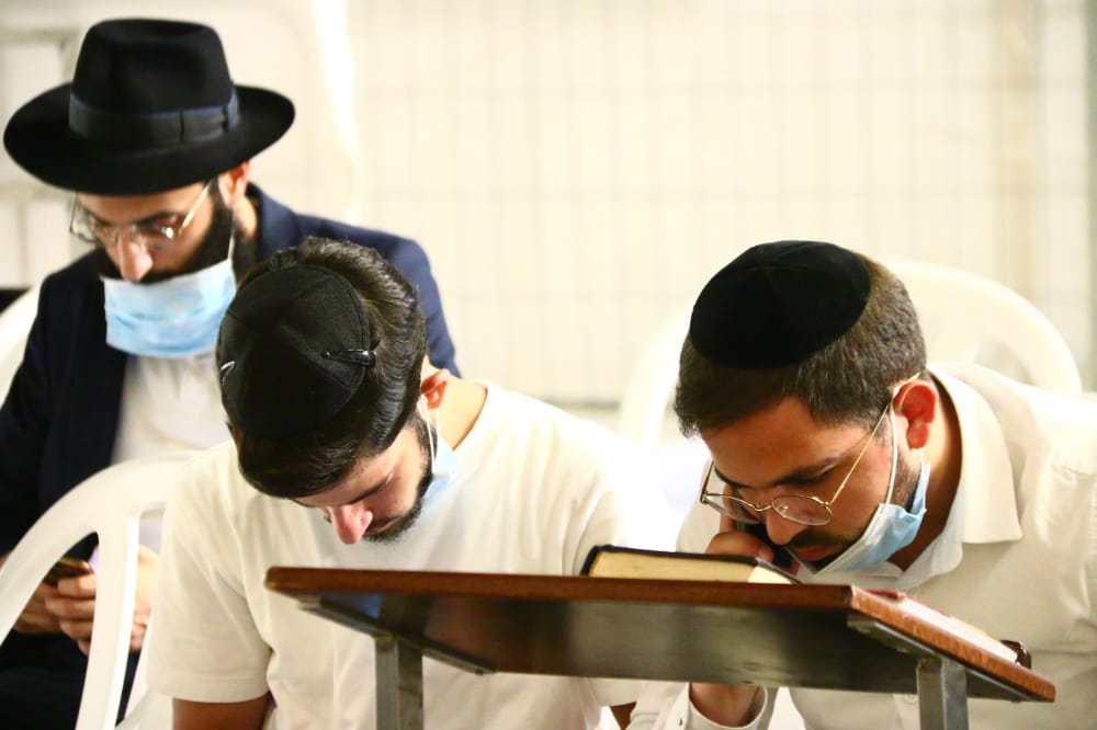 תיעוד: אמירת סליחות ראשונות ברחבת הכותל המערבי