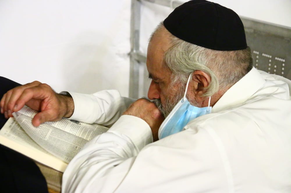 תיעוד: אמירת סליחות ראשונות ברחבת הכותל המערבי