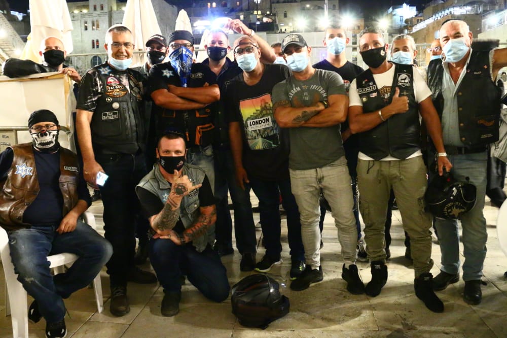 תיעוד: אמירת סליחות ראשונות ברחבת הכותל המערבי