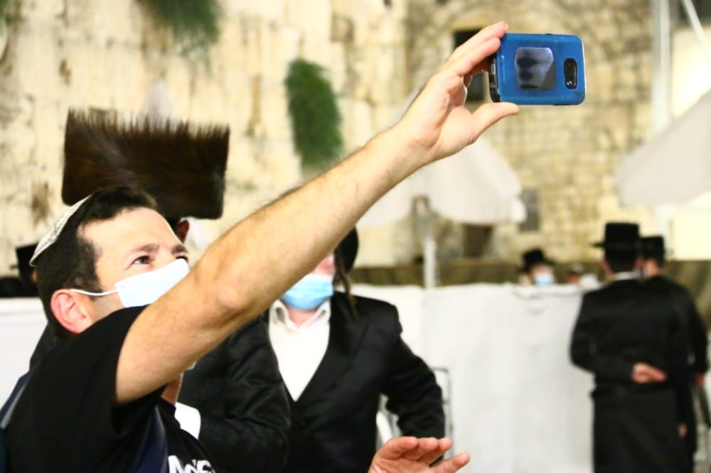 תיעוד: אמירת סליחות ראשונות ברחבת הכותל המערבי