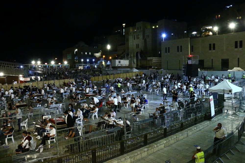 תיעוד: אמירת סליחות ראשונות ברחבת הכותל המערבי