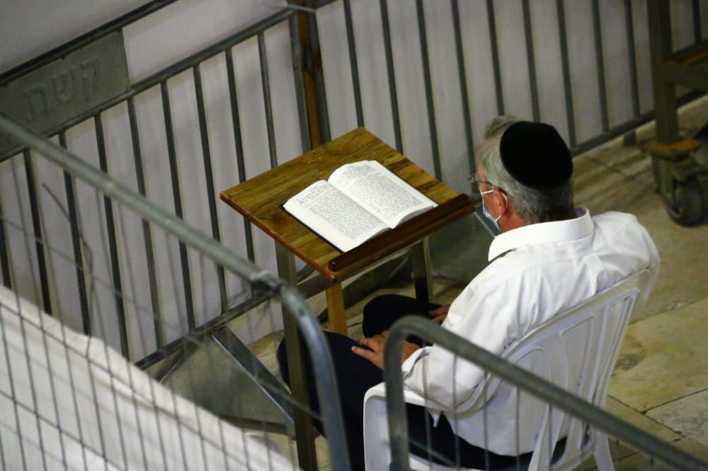 תיעוד: אמירת סליחות ראשונות ברחבת הכותל המערבי