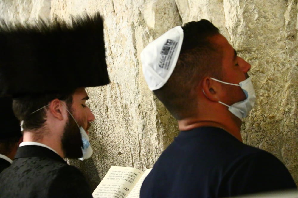 תיעוד: אמירת סליחות ראשונות ברחבת הכותל המערבי