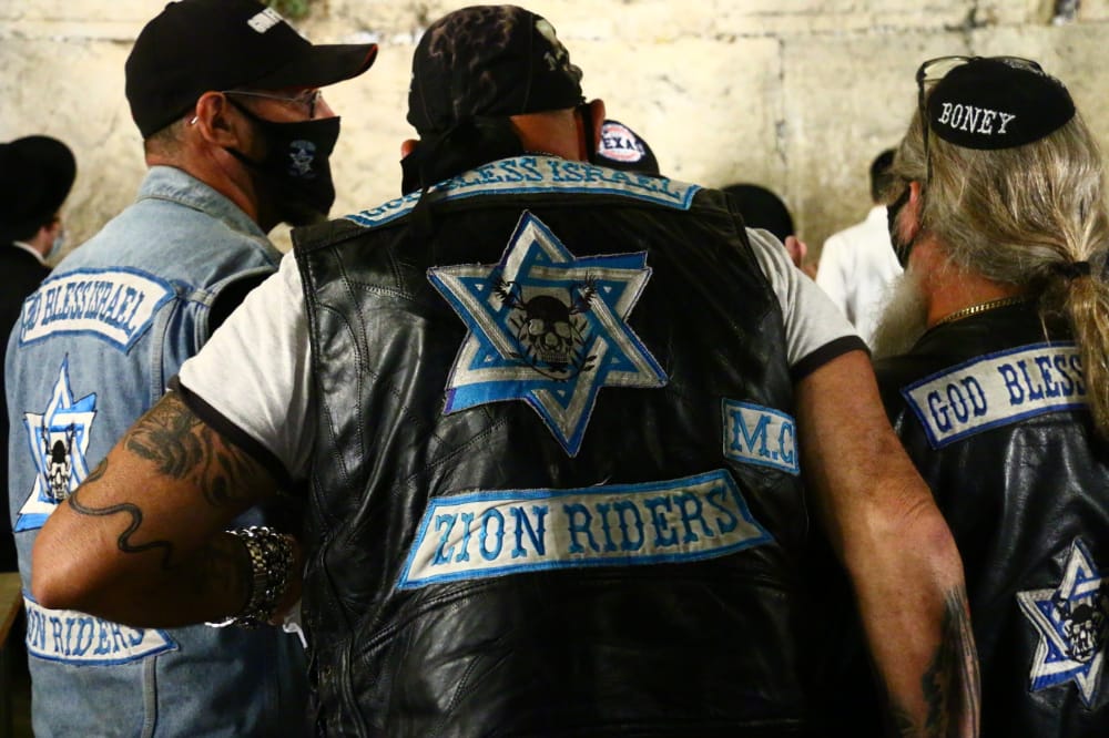 תיעוד: אמירת סליחות ראשונות ברחבת הכותל המערבי