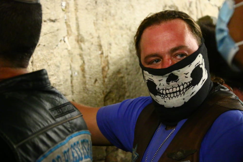 תיעוד: אמירת סליחות ראשונות ברחבת הכותל המערבי