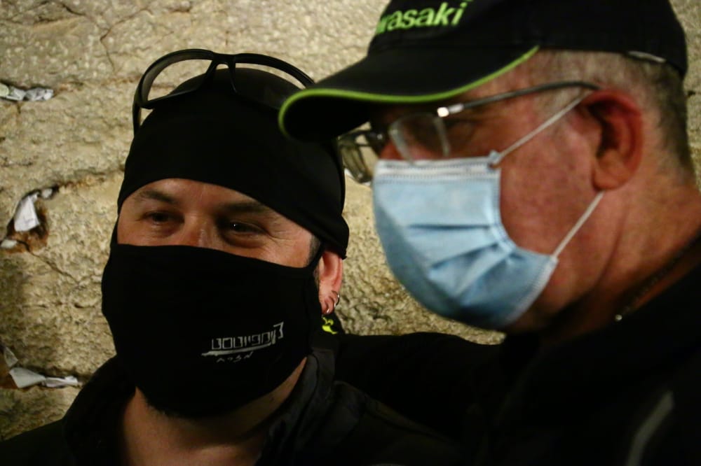 תיעוד: אמירת סליחות ראשונות ברחבת הכותל המערבי