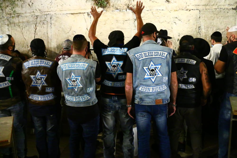 תיעוד: אמירת סליחות ראשונות ברחבת הכותל המערבי