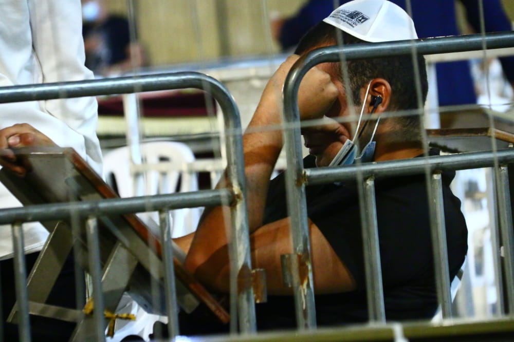 תיעוד: אמירת סליחות ראשונות ברחבת הכותל המערבי