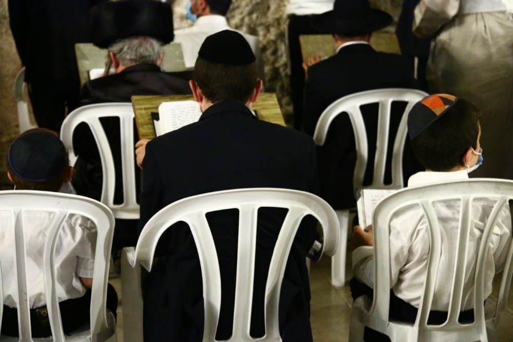 תיעוד: אמירת סליחות ראשונות ברחבת הכותל המערבי