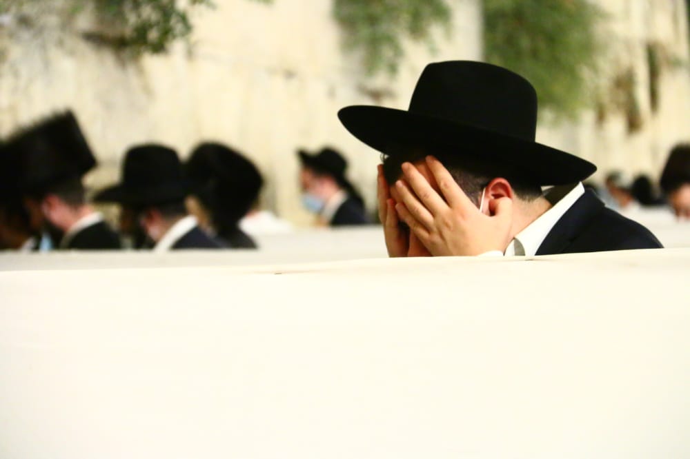 תיעוד: אמירת סליחות ראשונות ברחבת הכותל המערבי