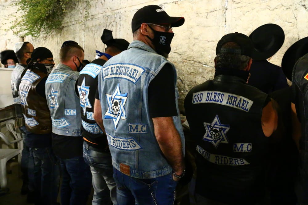 תיעוד: אמירת סליחות ראשונות ברחבת הכותל המערבי