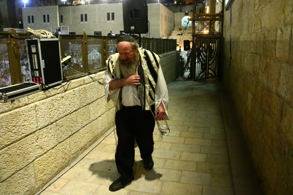 תיעוד: אמירת סליחות ראשונות ברחבת הכותל המערבי