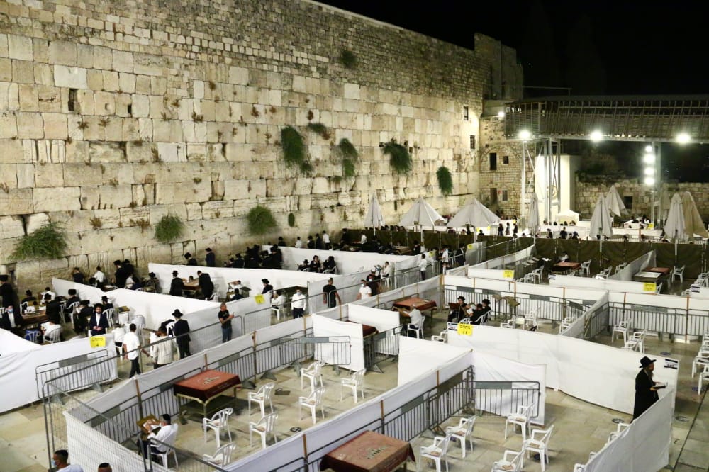 תיעוד: אמירת סליחות ראשונות ברחבת הכותל המערבי