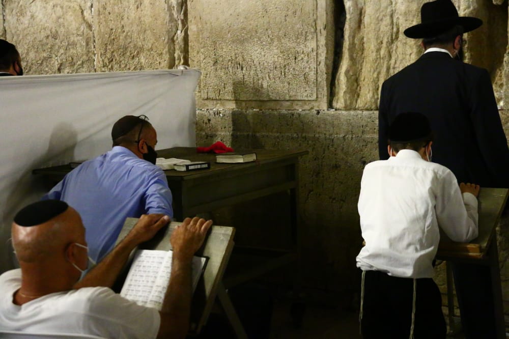 תיעוד: אמירת סליחות ראשונות ברחבת הכותל המערבי