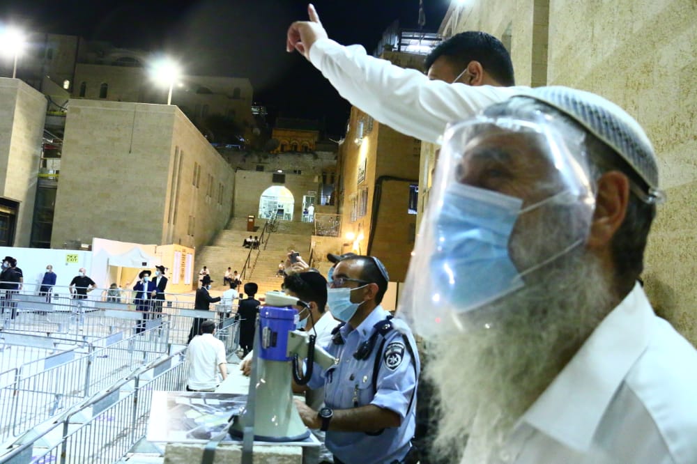 תיעוד: אמירת סליחות ראשונות ברחבת הכותל המערבי