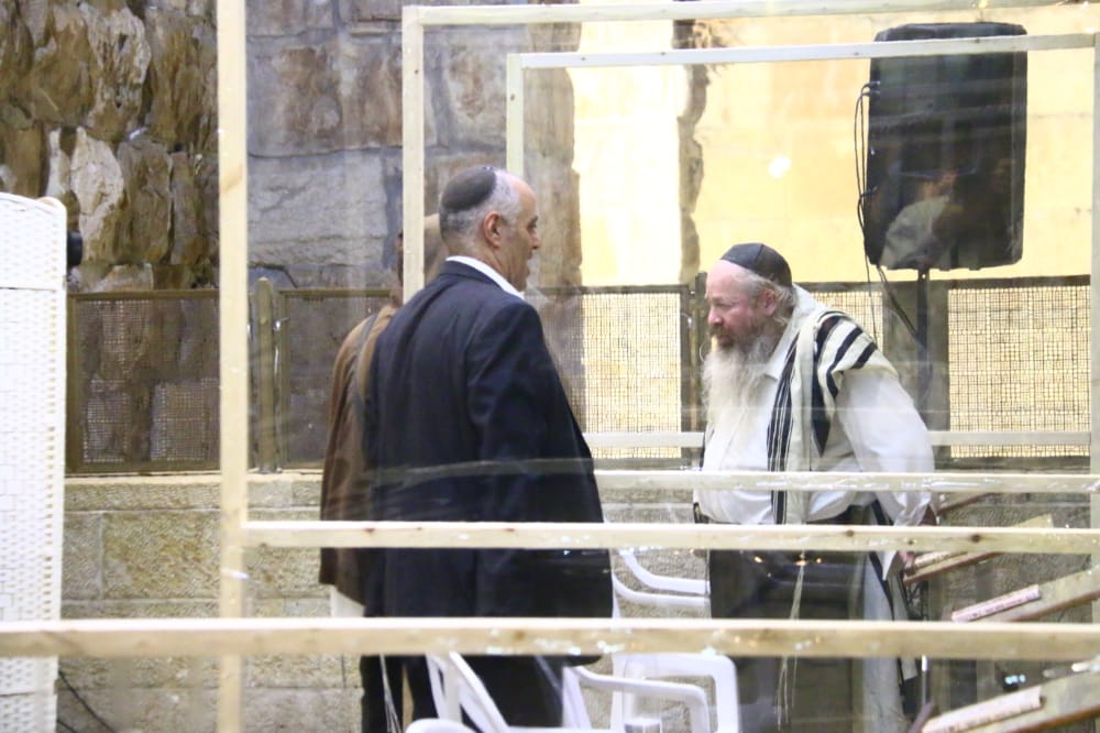 תיעוד: אמירת סליחות ראשונות ברחבת הכותל המערבי