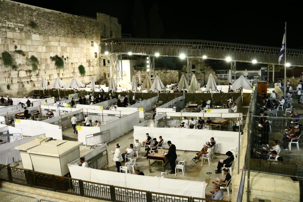 תיעוד: אמירת סליחות ראשונות ברחבת הכותל המערבי