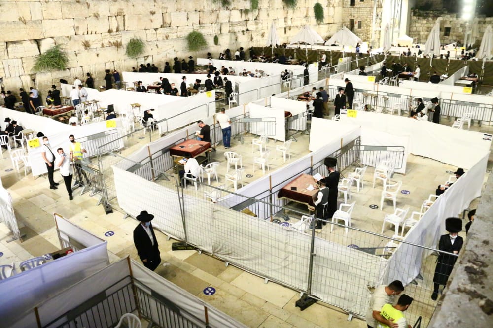 תיעוד: אמירת סליחות ראשונות ברחבת הכותל המערבי