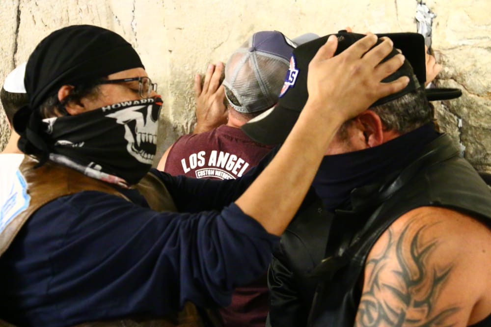 תיעוד: אמירת סליחות ראשונות ברחבת הכותל המערבי