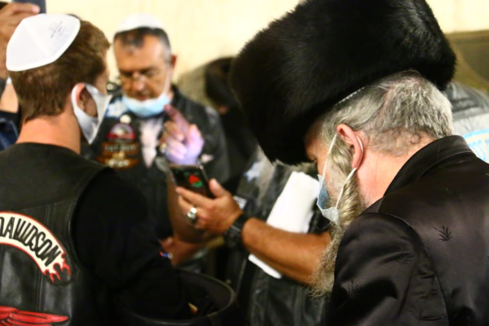 תיעוד: אמירת סליחות ראשונות ברחבת הכותל המערבי