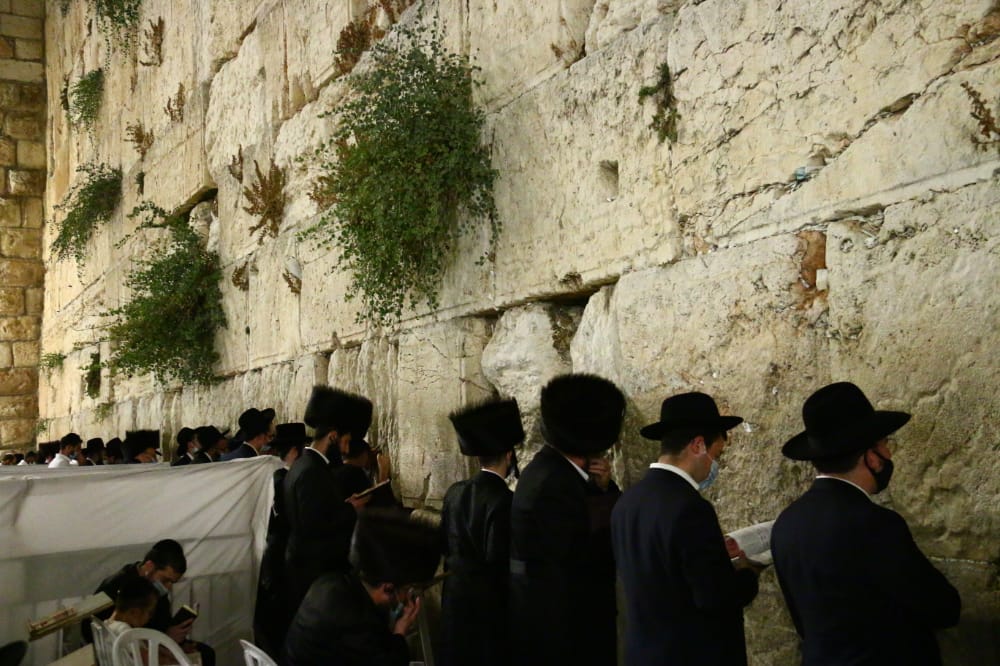 תיעוד: אמירת סליחות ראשונות ברחבת הכותל המערבי